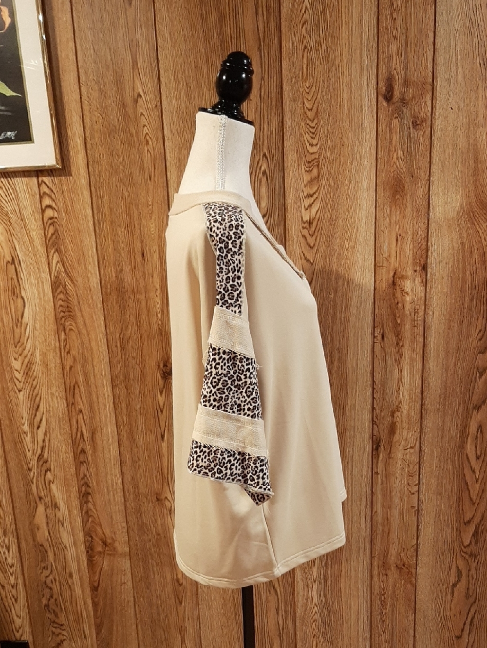 🥀🍋NWT BiBi V-Neck Short-Sleeved Cream and Cheetah Top (S)🥀 - Picture 4 of 7